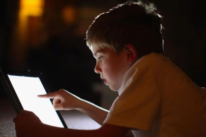 AB çocukları için 'dijital yaş doğrulama' uygulamasını hazırlıyor