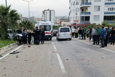 Adana'da refüjdeki ağaçlara çarpan otomobildeki 3 kişi yaralandı