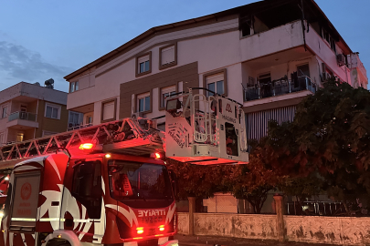 Antalya'da bir apartmanın çatı katında çıkan yangında 2 kişi dumandan etkilendi