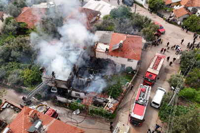 Antalya'da iki katlı gecekonduda çıkan yangın bitişiğindeki eve sıçradı