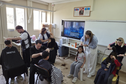 Bursa'da güzellik merkezi çalışanlarından ortaokul öğrencilerine ücretsiz saç bakım hizmeti