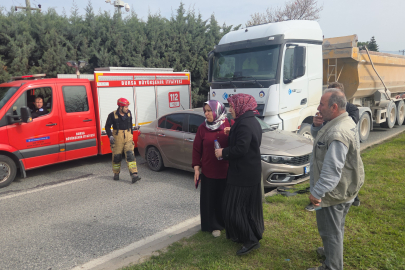 Bursa'da hafriyat kamyonu çarptığı otomobili sürükledi