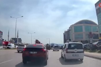 Bursa'da kırmızı ışıkta yola atladı! Facia teğet geçti