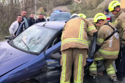 Bursa'da otomobil bariyerlere çarptı: 2 yaralı