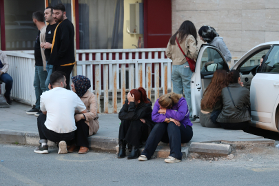 Kahramanmaraş'ta yaralı öğrencilerin ailelerinin hastane önündeki bekleyişi sürüyor