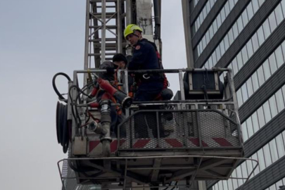 Bursa'da dış cephede cam silerken asansör sistemi arıza yapınca mahsur kaldılar