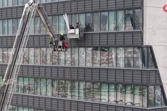 Bursa'da dış cephede cam silerken asansör sistemi arıza yapınca mahsur kaldılar