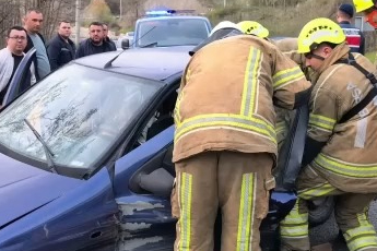Bursa'da otomobil bariyerlere çarptı: 2 yaralı