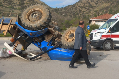Çorum'da traktör ile ambulans çarpıştı: 1 yaralı