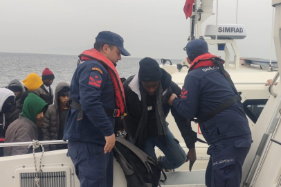 İzmir'de 26 düzensiz göçmen kurtarıldı, 19 göçmen yakalandı