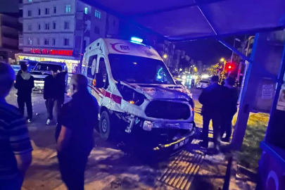 Ankara’da ambulans ile hafif ticari araç kafa kafaya çarpıştı; 4 yaralı