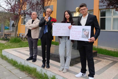 Bursa'da öğretmen ve öğrenciler çiçeklerle karşılandı