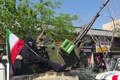 İranlı kadınlardan ABD ve İsrail’e karşı silahlarla gövde gösterisi