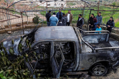 İşgalci İsrailliler, Batı Şeria'da Filistinlilere ait 2 aracı ateşe verdi