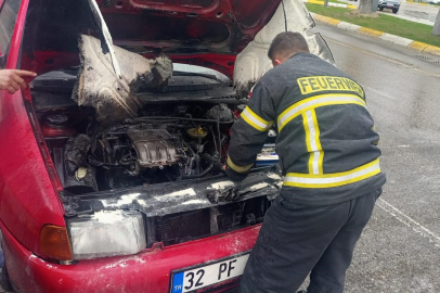 Isparta'da seyir halindeki otomobil alev aldı