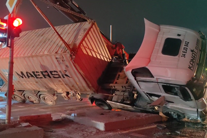 İstanbul Arnavutköy’de TIR devrildi, yol trafiğe kapandı