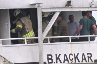 İstanbul Kadıköy İskelesi'nde çıkan tekne yangını paniğe neden oldu
