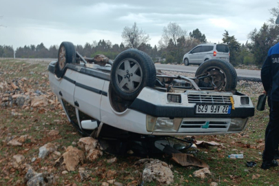Konya'da araziye devrilen otomobilden yara almadan çıktılar
