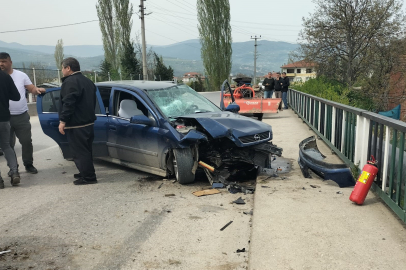 Sakarya'da otomobil ile traktör çarpıştı: 3 yaralı