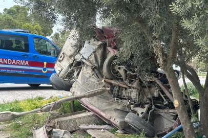 Uşak’ta otomobil evin bahçe duvarına çarptı: 1 ölü, 1 yaralı