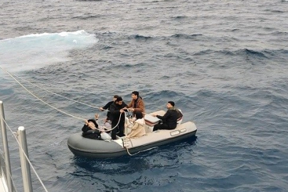 Yunanistan'ın geri ittiği 6 göçmen kurtarıldı, 1 göçmen kaçakçısı yakalandı