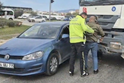 Balıkesir'de kaza yapan aracın sürücüsünü polis camdan kurtardı