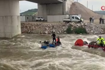 Bursa'da dereyi traktörle geçmek isterken faciadan dönüldü! 10 işçi...