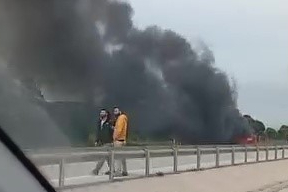 Bursa'da seyir halindeki otomobil alev aldı