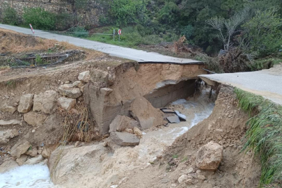 Mersin'de sağanak nedeniyle yol çöktü