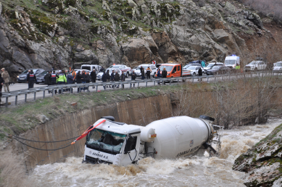 Bitlis'te dereye düşen beton mikserinin sürücüsünün cansız bedenine ulaşıldı