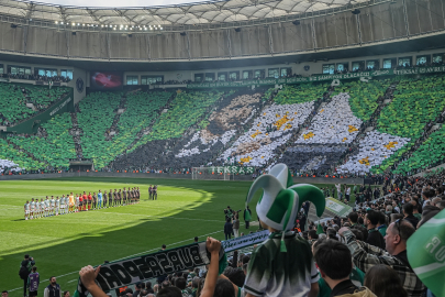 Bursaspor tribünlerinden unutulmaz koreografi! 40 bin kartonla tarihi gösteri...