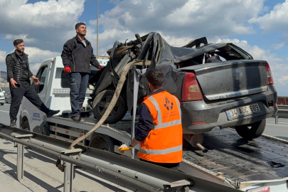 Kocaeli TEM’de otomobil yön levhasına saplandı: 1 kişi yaralandı