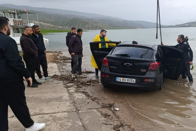 Siirt’te otomobil baraj gölüne düştü