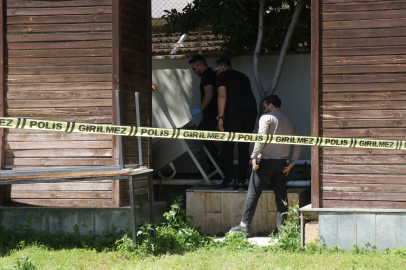 Antalya'da kötü kokudan şüphelenerek baktıkları reklam panosundan tanınmayacak halde ceset çıktı