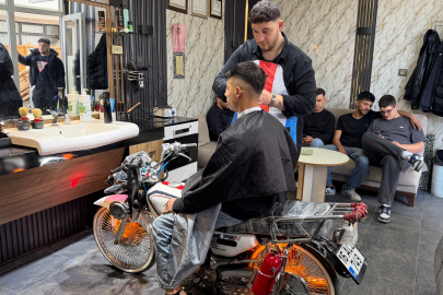 Bursa'da motosikleti berber koltuğuna dönüştürdü, gençler sıraya girdi
