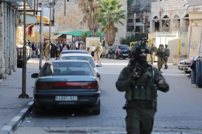 İşgalci İsrail ordusu, Batı Şeria'daki baskınlarda 50'den fazla Filistinliyi gözaltına aldı