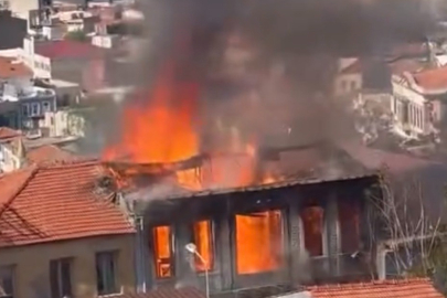 İzmir'de metruk binada yangın