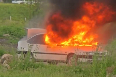 Osmaniye’de park halindeki otomobil alev alev yandı
