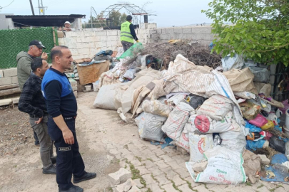 Reyhanlı'da bir evden 6 kamyon çöp çıkarıldı