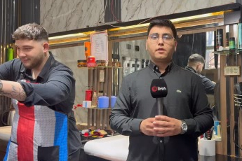 Bursa'da motosikleti berber koltuğuna dönüştürdü, gençler sıraya girdi