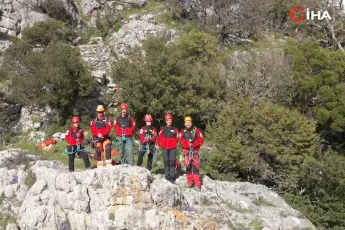 Kurtarma ekipleri, Bursaspor bayrağını zirvede dalgalandırdı