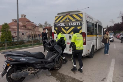 Bursa’da işçi servisine motosiklet çarptı! Yaralılar var