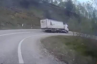 Bursa'da virajı alamayan tır devrildi, sürücü yaralandı: Kaza anı kamerada