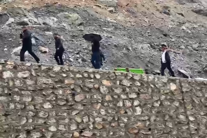 Hakkari'de sel yol vermeyince cenaze iş makinesiyle taşındı