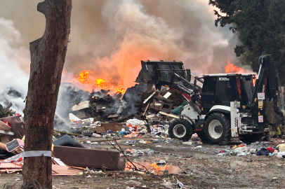 İstanbul Kartal'da çöplük alanda korkutan yangın: Gökyüzü dumanlarla kaplandı