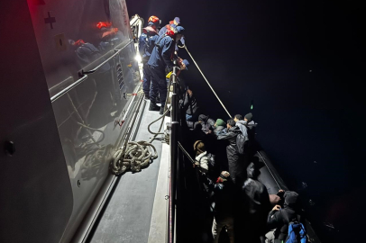 İzmir Urla açıklarında lastik botta 21 kaçak göçmen yakalandı