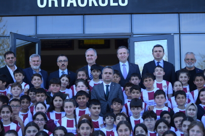 OSB Ortaokulunda 1.100 öğrenciye İnegölspor forması dağıtıldı