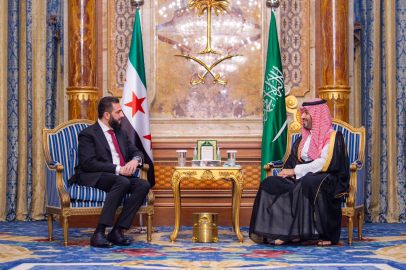 Suriye Devlet Başkanı eş-Şara, Suudi Arabistan Veliaht Prensi Selman ile görüştü