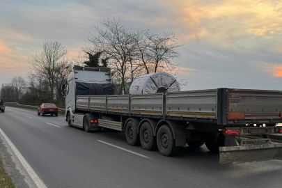 Zonguldak'ta tırın kör noktasına giren otomobil refüje çıktı