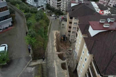 Bursa’da korkutan göçük havadan görüntülendi! Balkonlar yıkıldı, araçlar enkaz altında